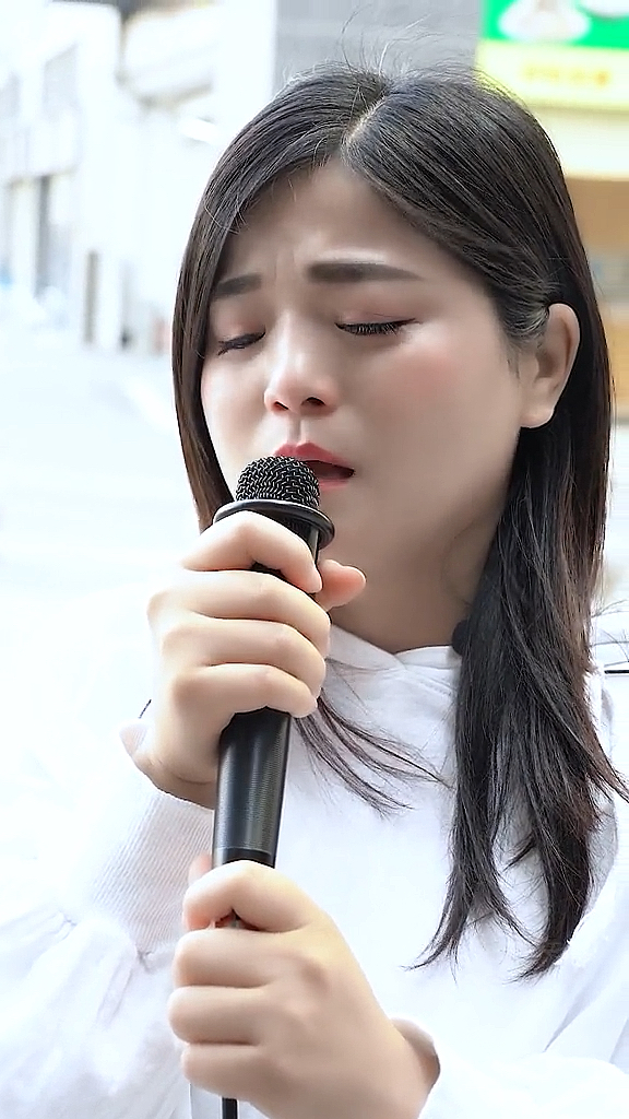 美女街头卖唱,歌声感动了路人,让路人流泪