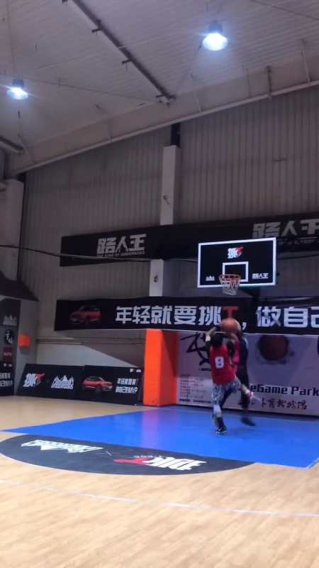 路人王篮球我发现李峙锦只有打路人王,每场总有那么多精彩盖帽跑不了.