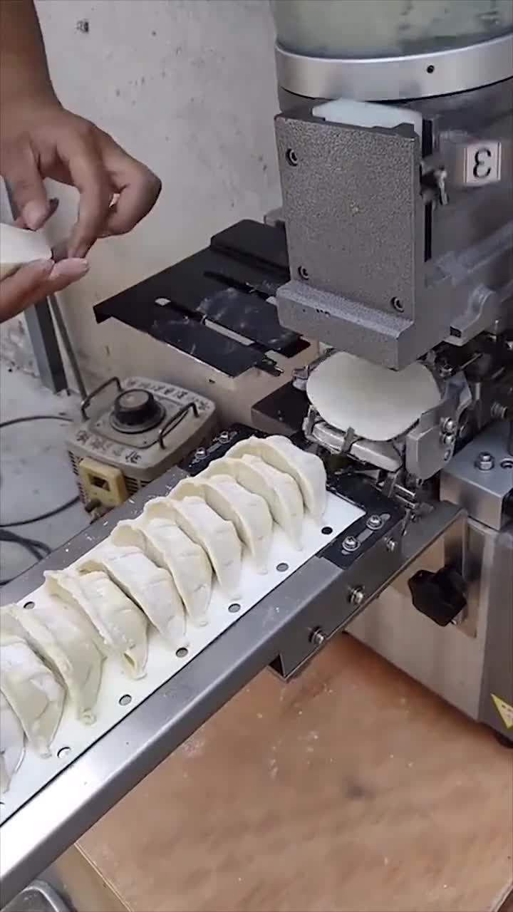 牛人发明的自动包饺子机,一台机器顶10个人工,真是见识了!
