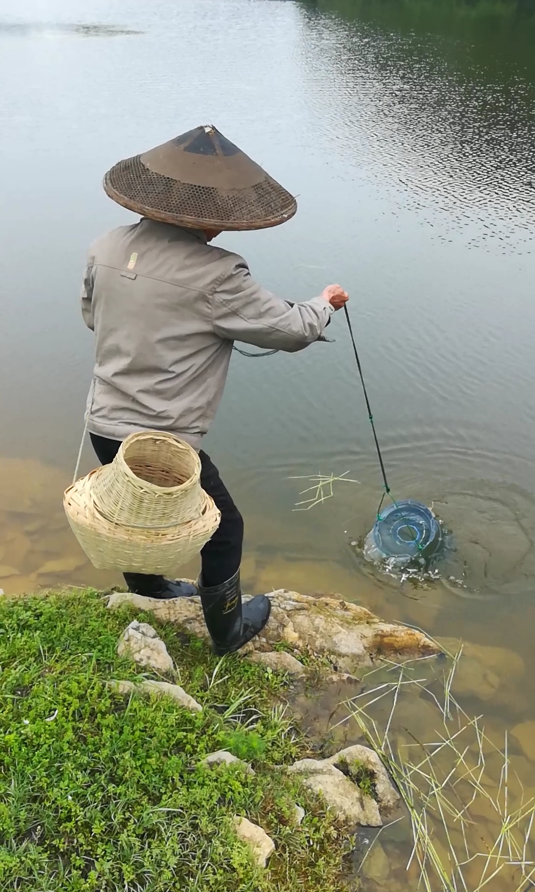 户外抓鱼#今晚有鱼吃了!