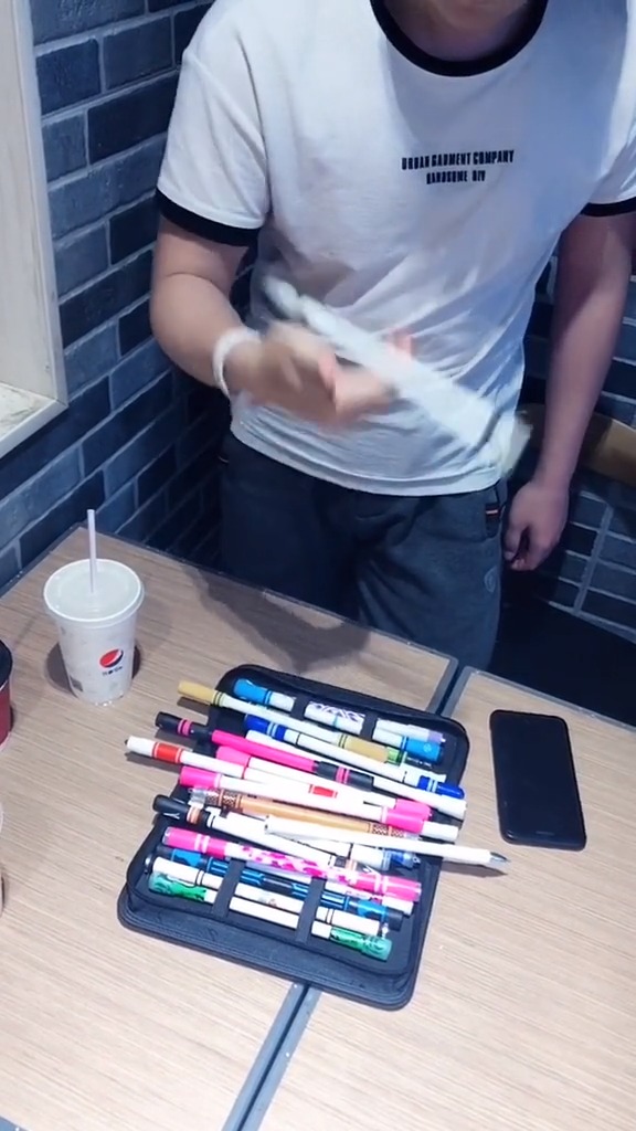 华莱士超帅三人转笔,最后一个强无敌