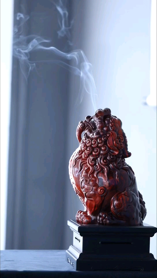 香兽狻猊,龙之九子 犹喜香气,盘坐炉顶,以镇邪气.