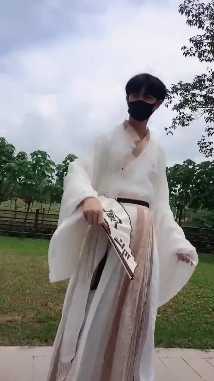 当汉服小哥哥遇上滑板,这样玩太帅了,我能加入吗