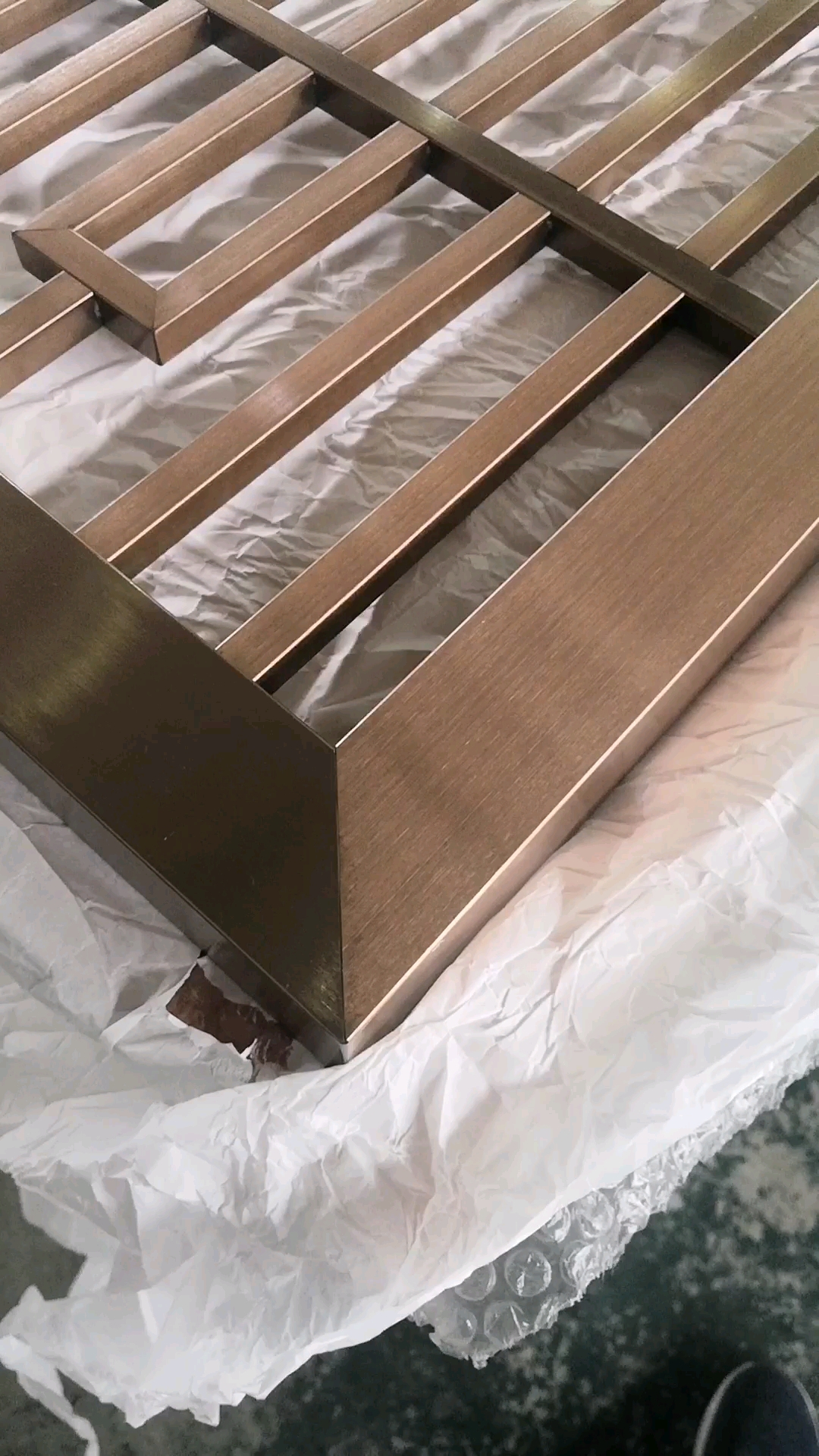 愚人节整蛊秘籍#不锈钢点焊哑光拉丝玫瑰金工艺装饰隔断玄武屏风本鞍