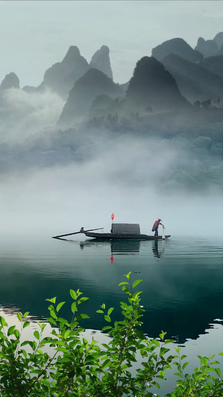 半山半水伴云烟,扶摇直上入云天,渔翁本是凡间客,此时已是画中仙,隐居