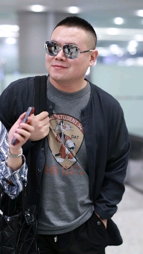 新年大扫除#岳云鹏低调现身机场,笑容灿烂,戴墨镜任粉丝跟拍