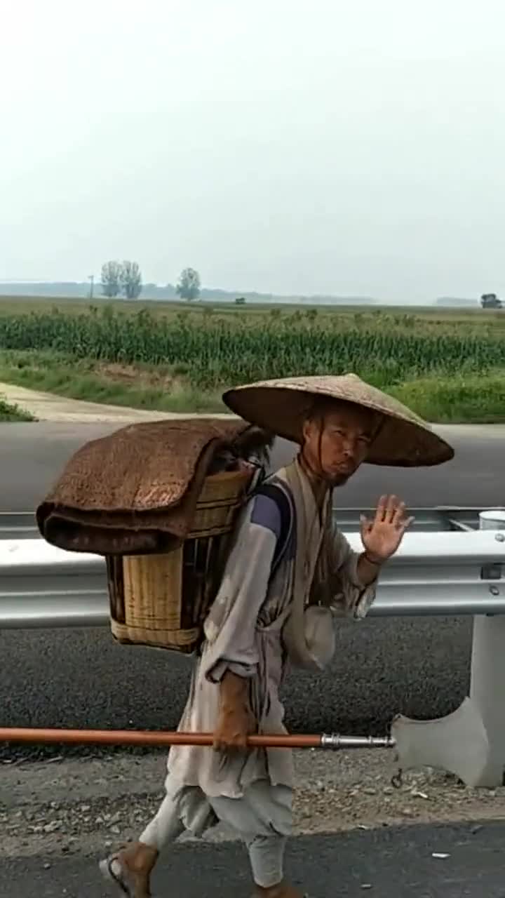 没想到300年后,我竟穿着和尚服来看你,我的乞丐帮主!