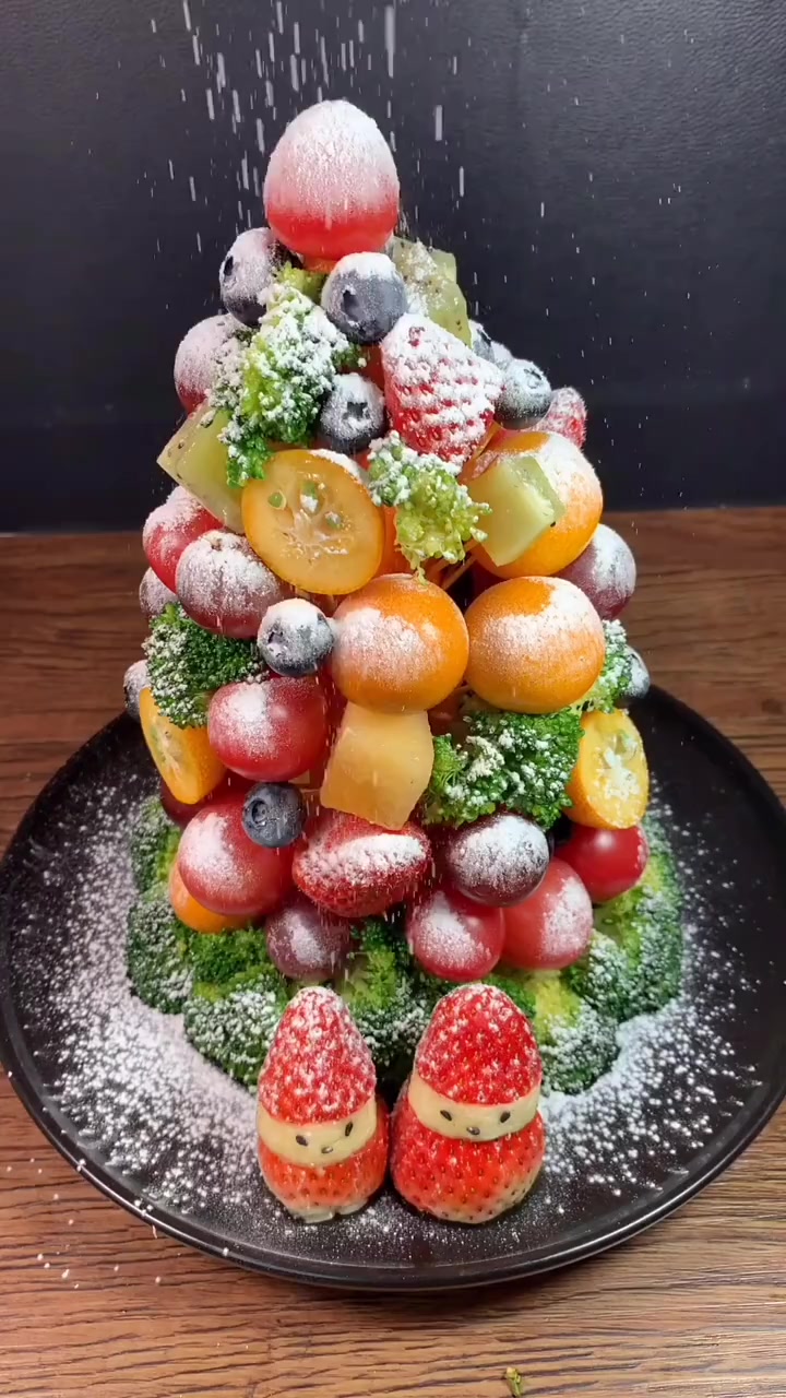 水果拼盘水果圣诞树?给孩子一个惊喜!儿子看到后高兴的直跳?