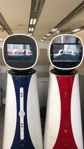 机器人时代#机器人快宝红色的快宝貌似不在频道