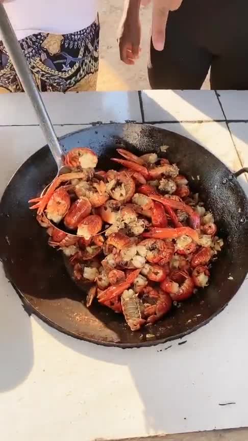 非洲人吃饭终于换厨师了!大火爆炒香辣龙虾尾,隔着屏幕都感觉香