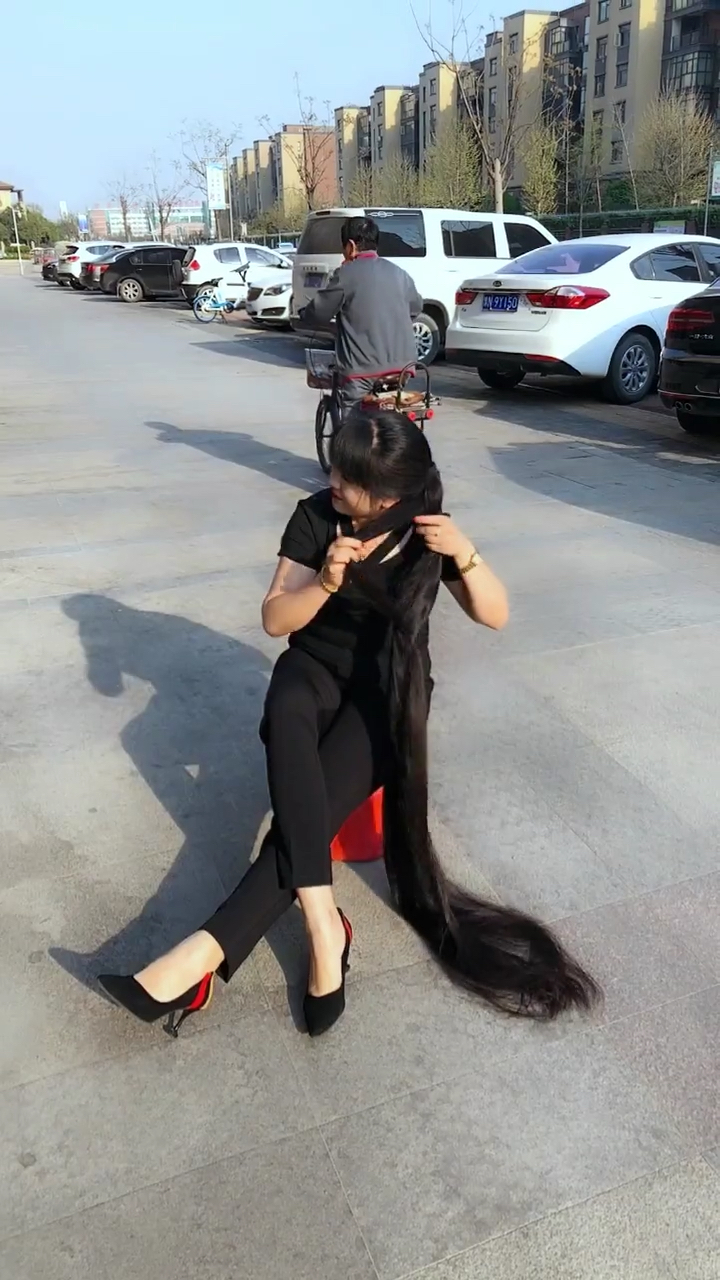 一米八长发梳头发第三步编辫子