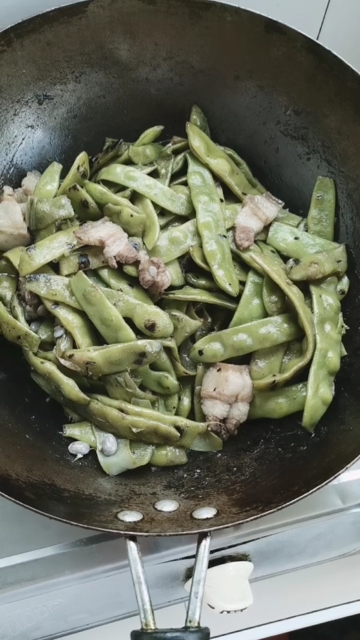 东北铁锅炖豆角,肉18元一斤,豆角2元一斤.