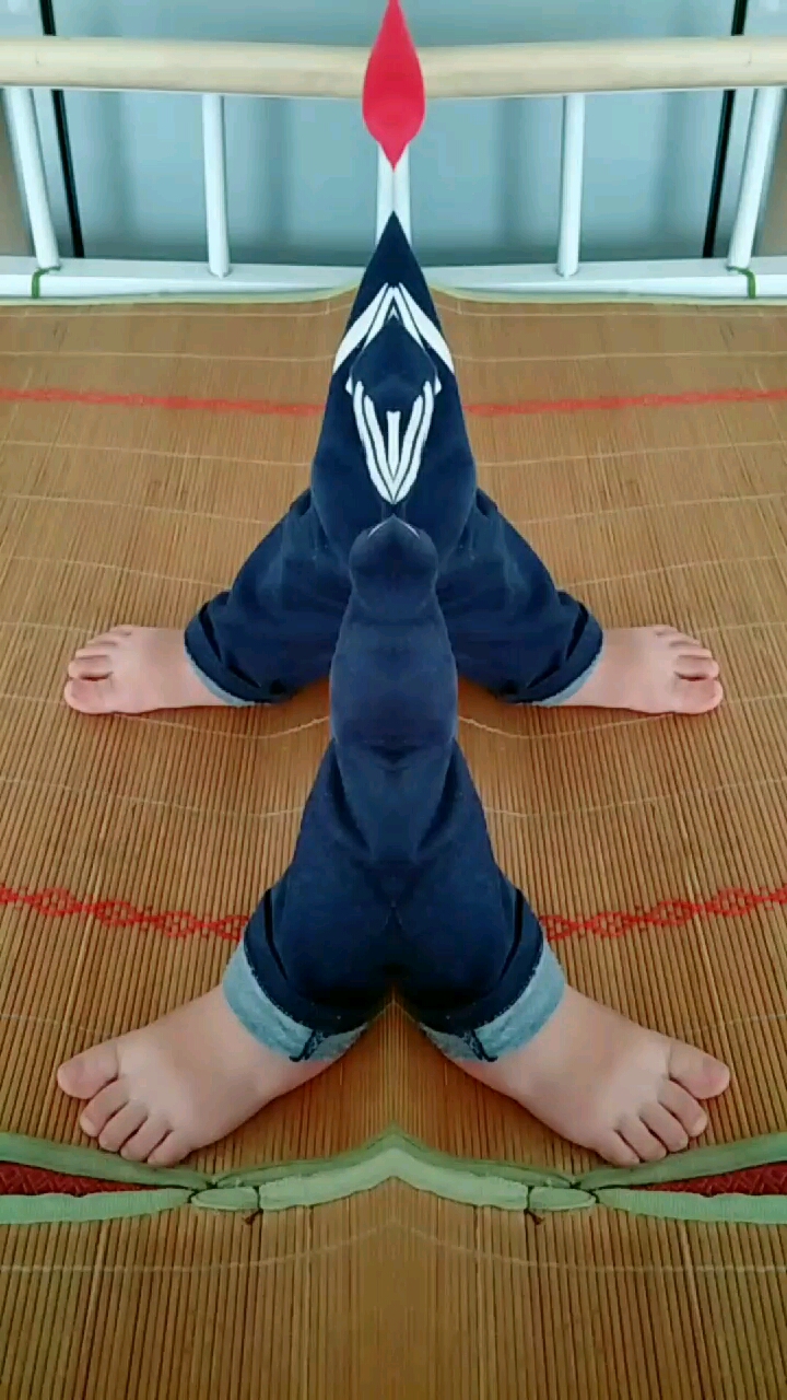 我家双胞胎的小脚脚