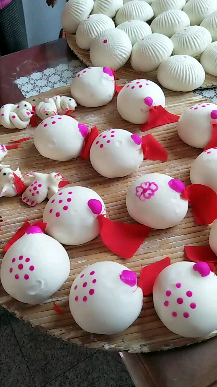 刚出锅的上梁馒头 嫂子的手艺杠杠的