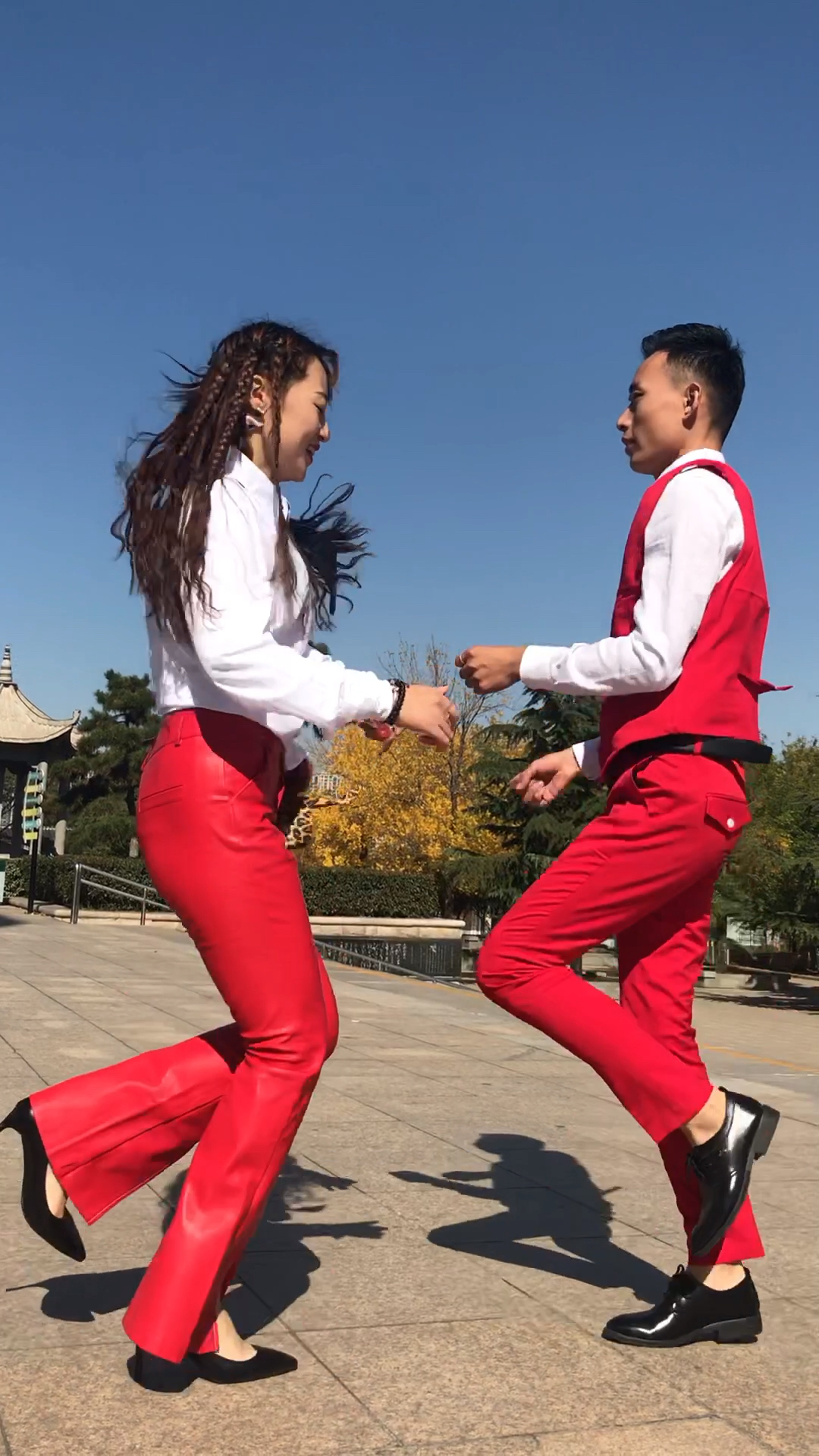 小情侣对跳情路弯弯