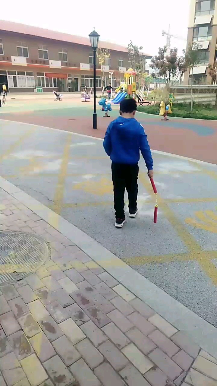 小朋友走路玩双截棍