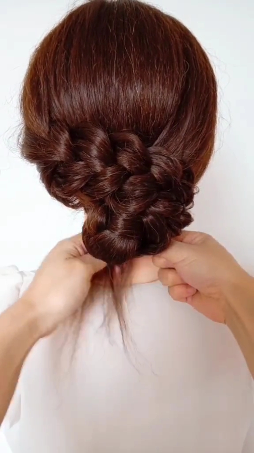 抓住夏天#三股辫这样扎时尚大方,侧盘发让你女人味十足