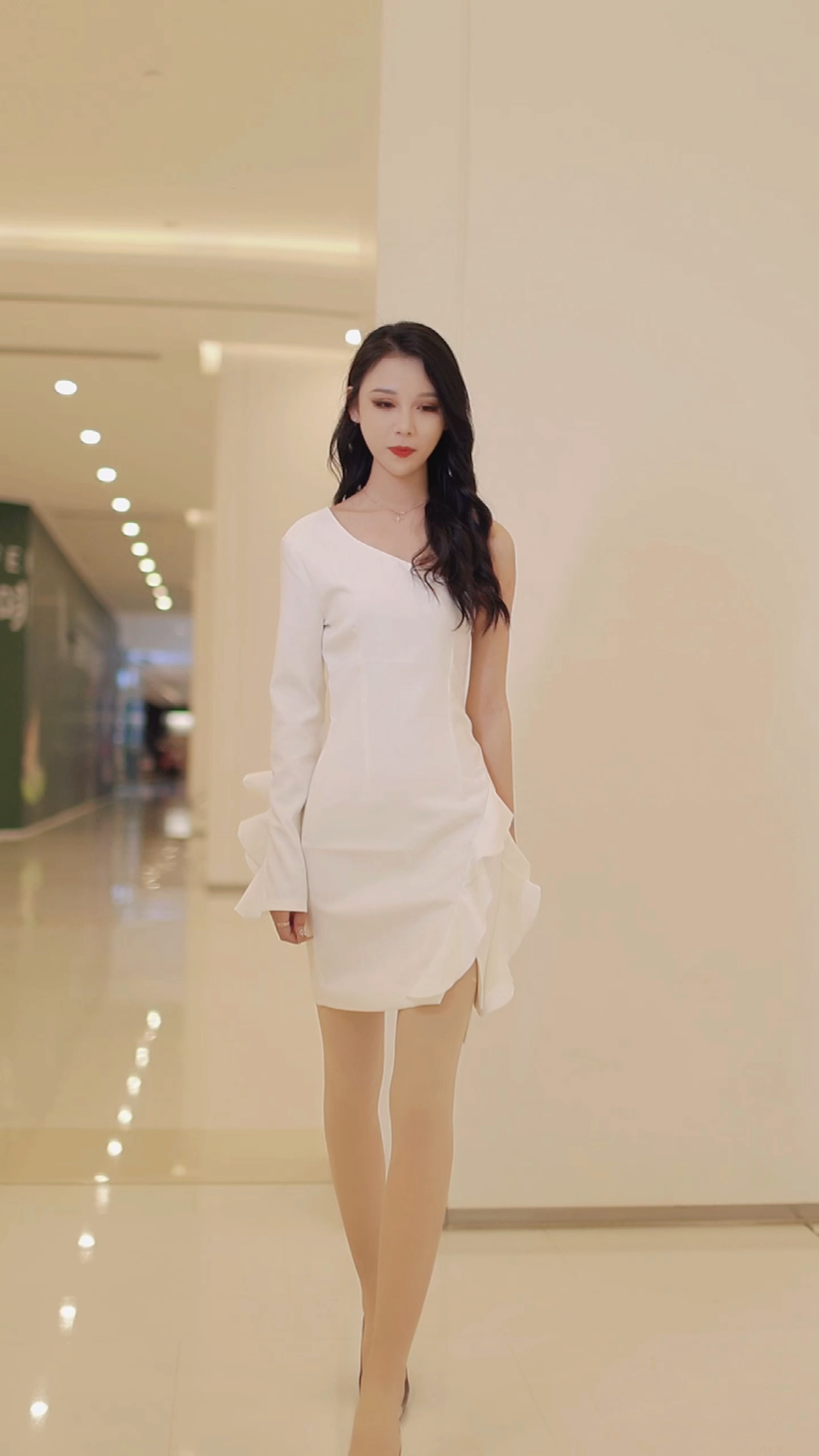 美女街拍##颜值# 阳光总会落在你身上 你也会快乐一场