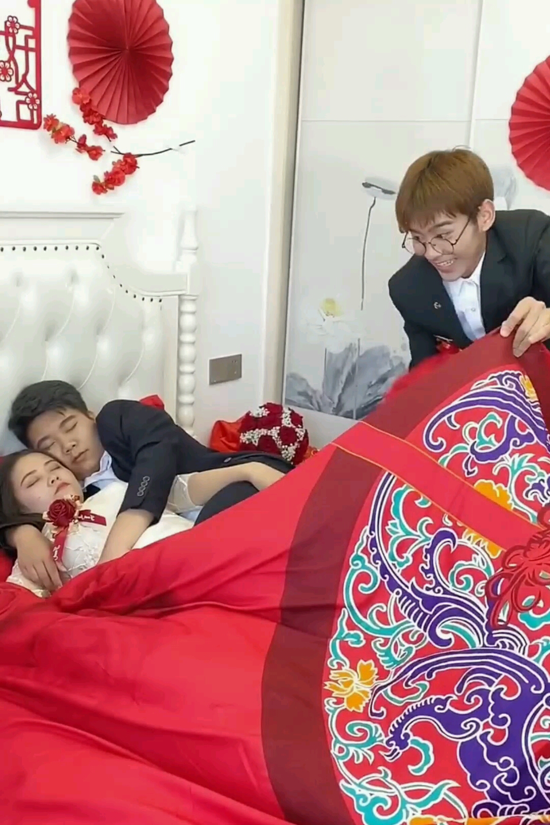 伴郎伴娘喝高占了新房,既然睡在了一起,看来我又要随份子了