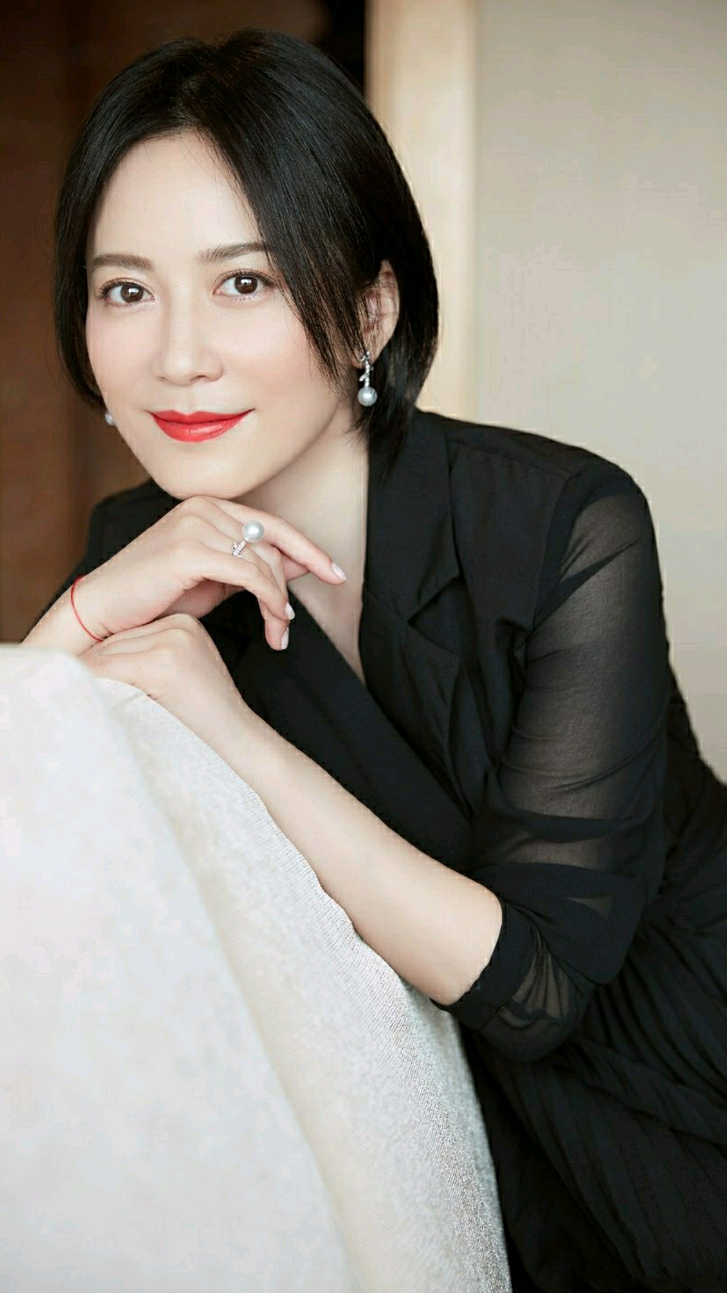 俞飞鸿黑裙配珍珠耳环彰显气质 红唇露笑优雅知性