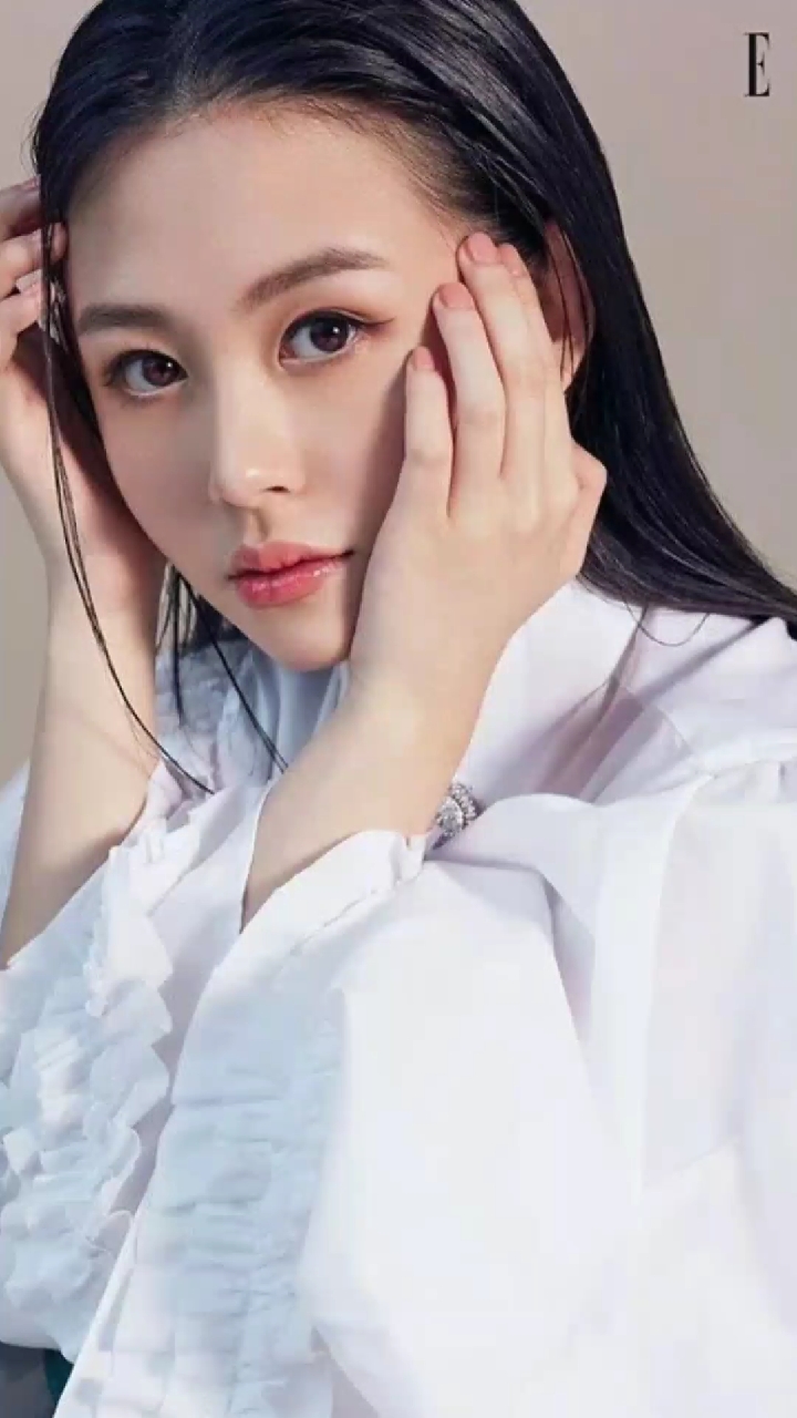 "最美星二代"沈月首登杂志封面,神似年轻时的邱淑贞
