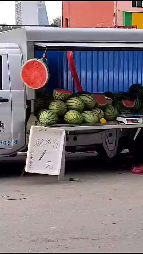 搞笑段子#卖西瓜的大哥真是拼了,竟然用西瓜坐垫当招牌,太逼真了