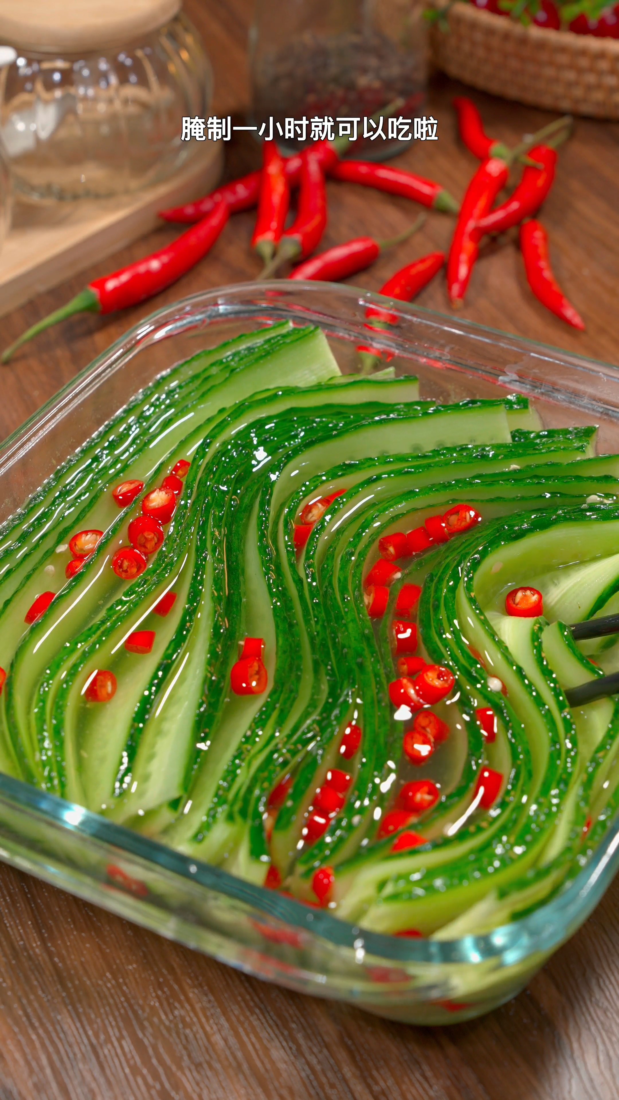 这样用雪碧泡的黄瓜脆嫩爽口,酸辣爽脆,真的挺好吃,你一定要试试噢