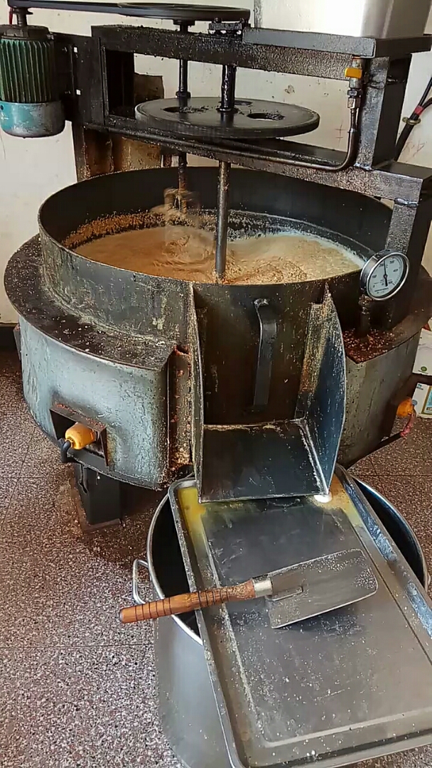 炸花生油,香香的