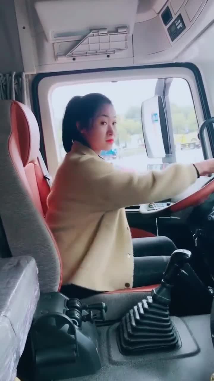 这个大货车女司机火了,一手挂挡一手转方向,真是霸气!
