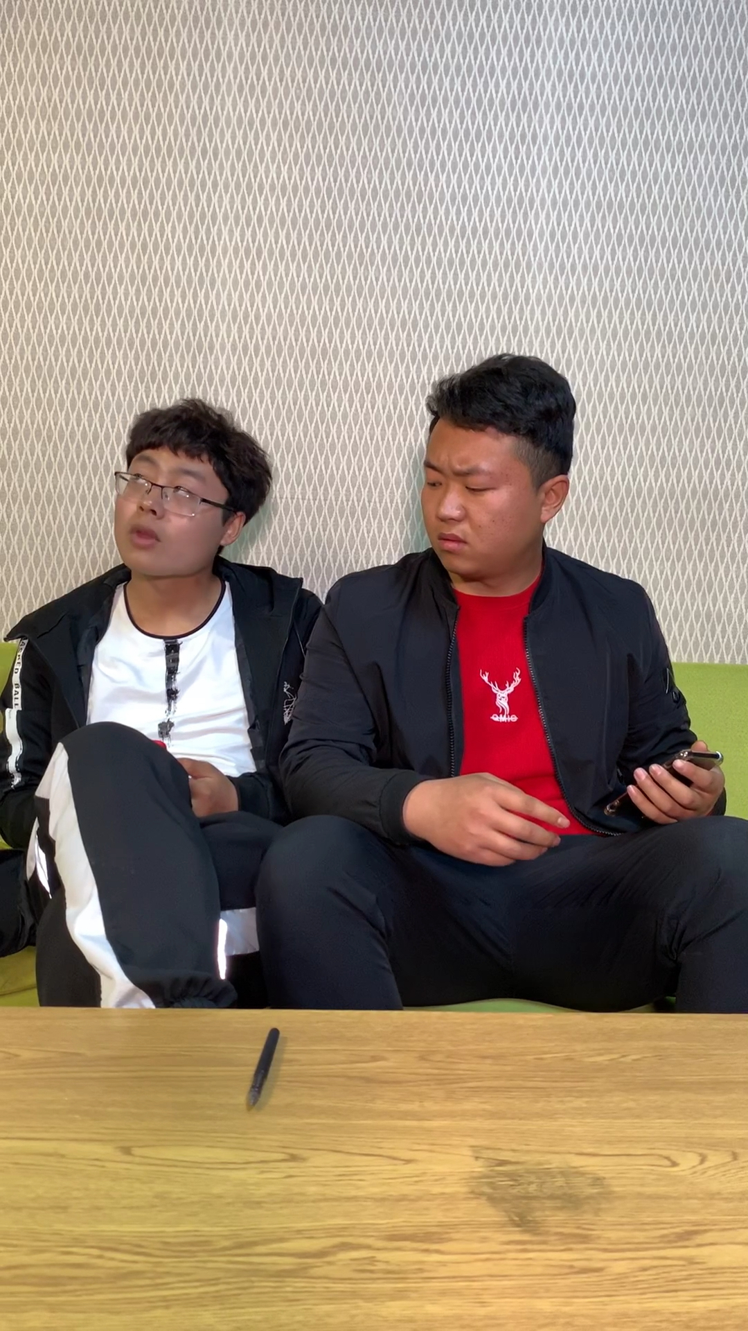 姐夫和小舅子之间貌似有点不一般啊