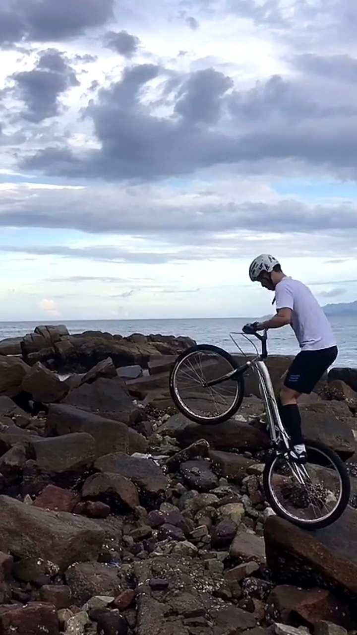 在海边骑自行车 舒服