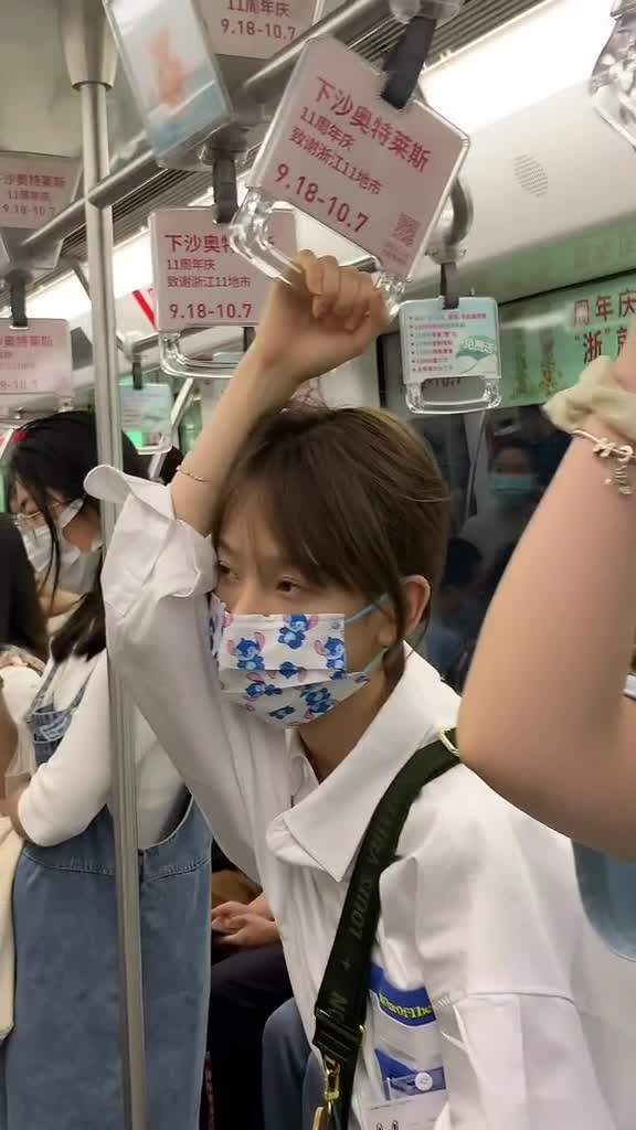 不知道旁边不玩手机的这个妹妹心里在想什么