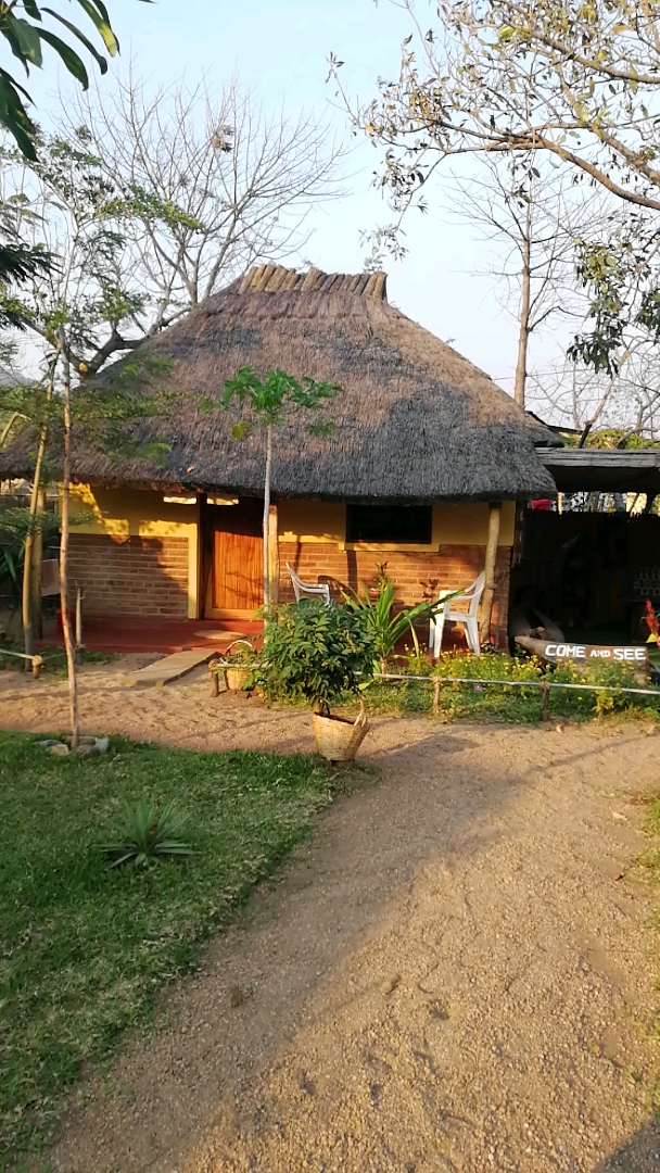 马拉维湖边旅店,茅草屋非洲特色!