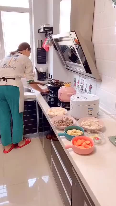 我老婆就是勤快,边做饭边打扫,我真是娶到宝了
