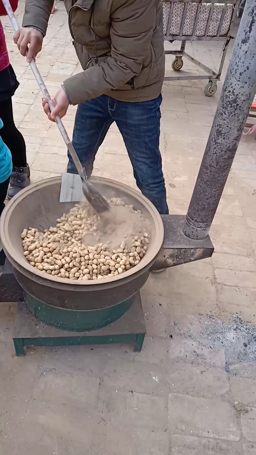 今年春节在家没事,用铁锅和沙土炒花生吃,味道就原味,好吃,香!