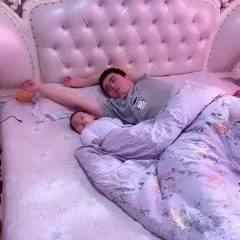 半夜正睡的香呢,老公抱着孩子突然起床,原来是换个屋继续躺啊