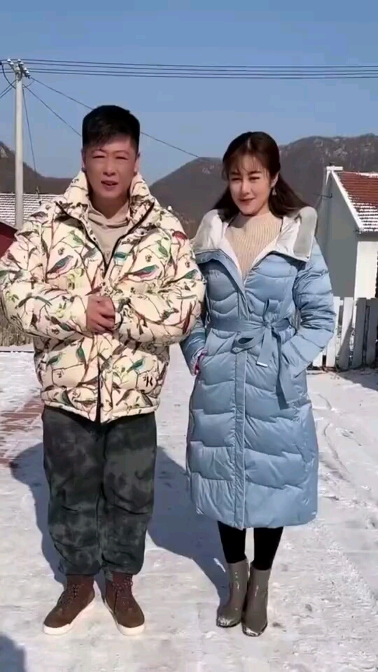 谢永强带着王小蒙出来遛弯了哈!