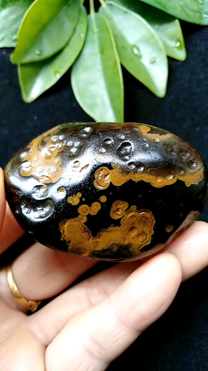 玛瑙,奇石,画面石,《相亲相爱》