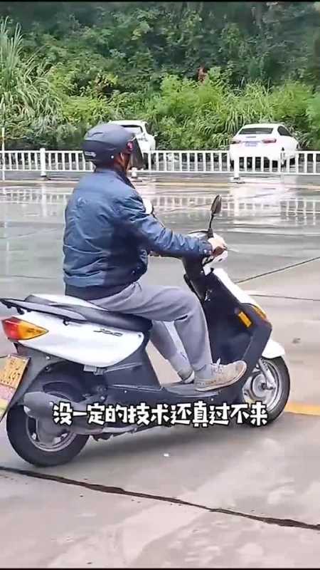 摩托车单边桥,玩出滑板感觉