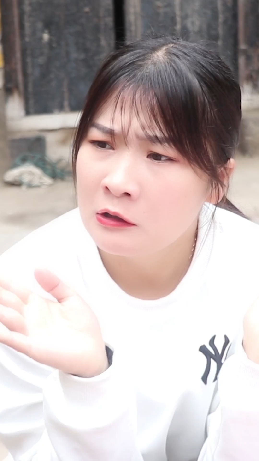 妯娌俩为了帮助婆婆减肥,想出各种奇招对付她,结局真逗