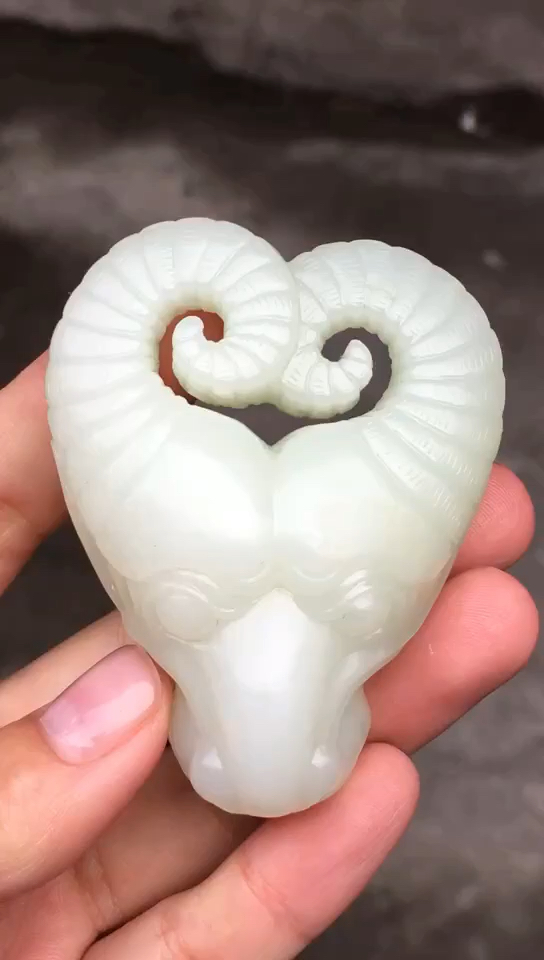 和田玉羊头手玩件