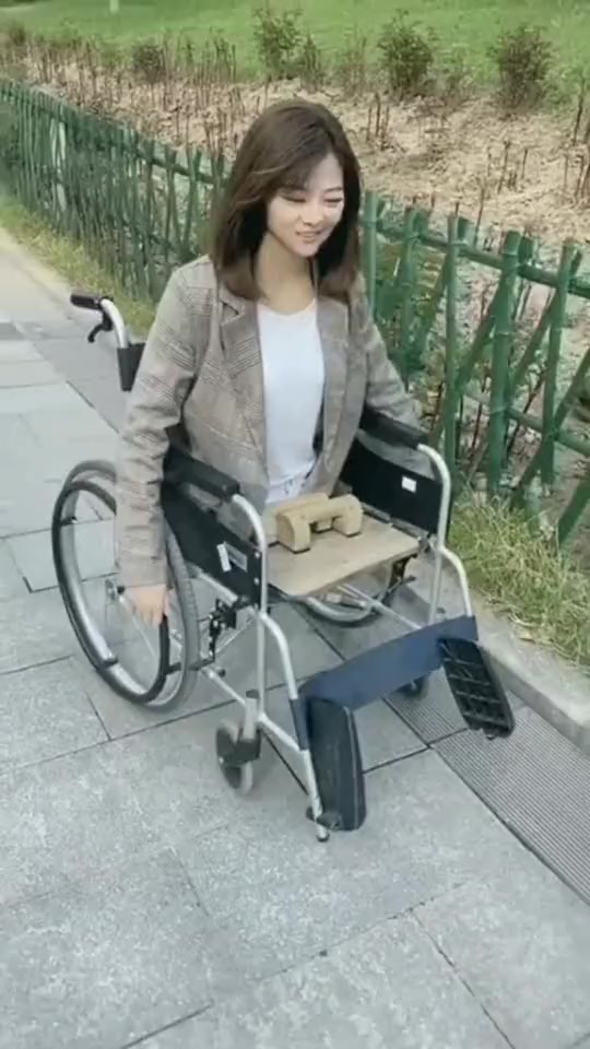 搞笑段子#妹子没有双腿,靠着自己顽强,征服所有人!