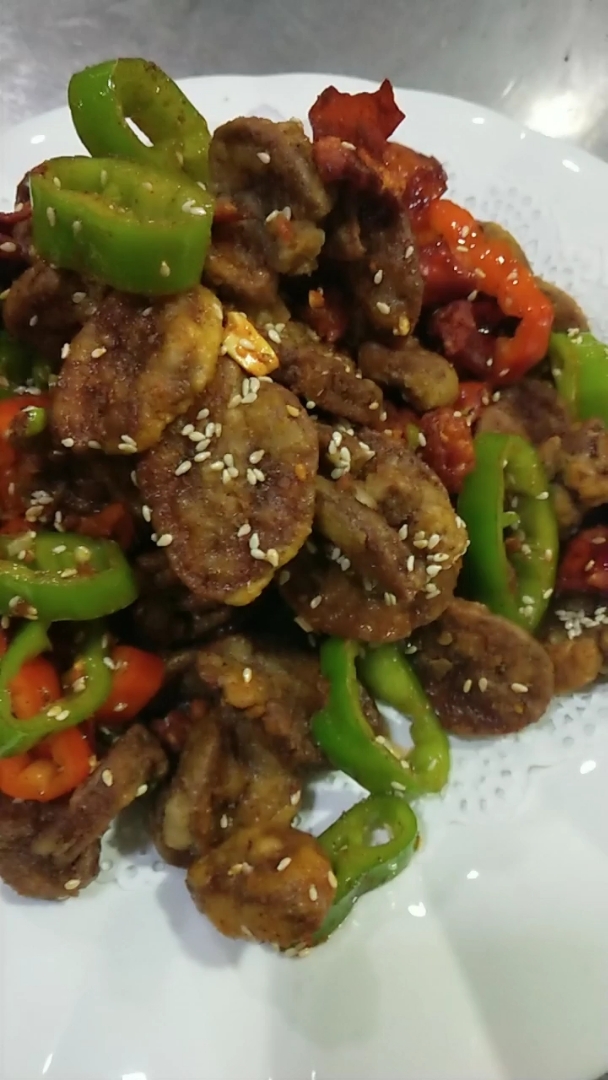 滋味全腰: 猪腰子焯水拍粉炸,香辣酥,红绿辣椒圈,麻辣鲜,芝麻,辣椒油