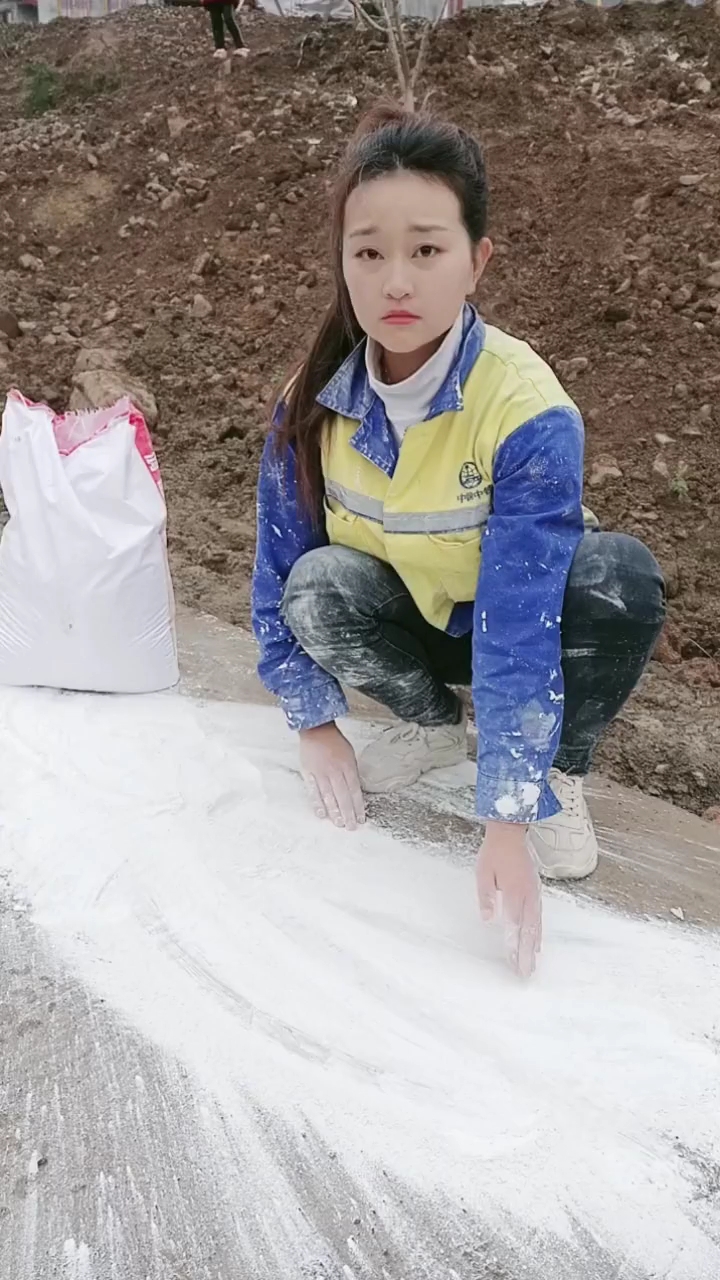 地道的农村女儿,出生贫寒,性格文静,不羡慕,不攀比没文化没才艺,只有