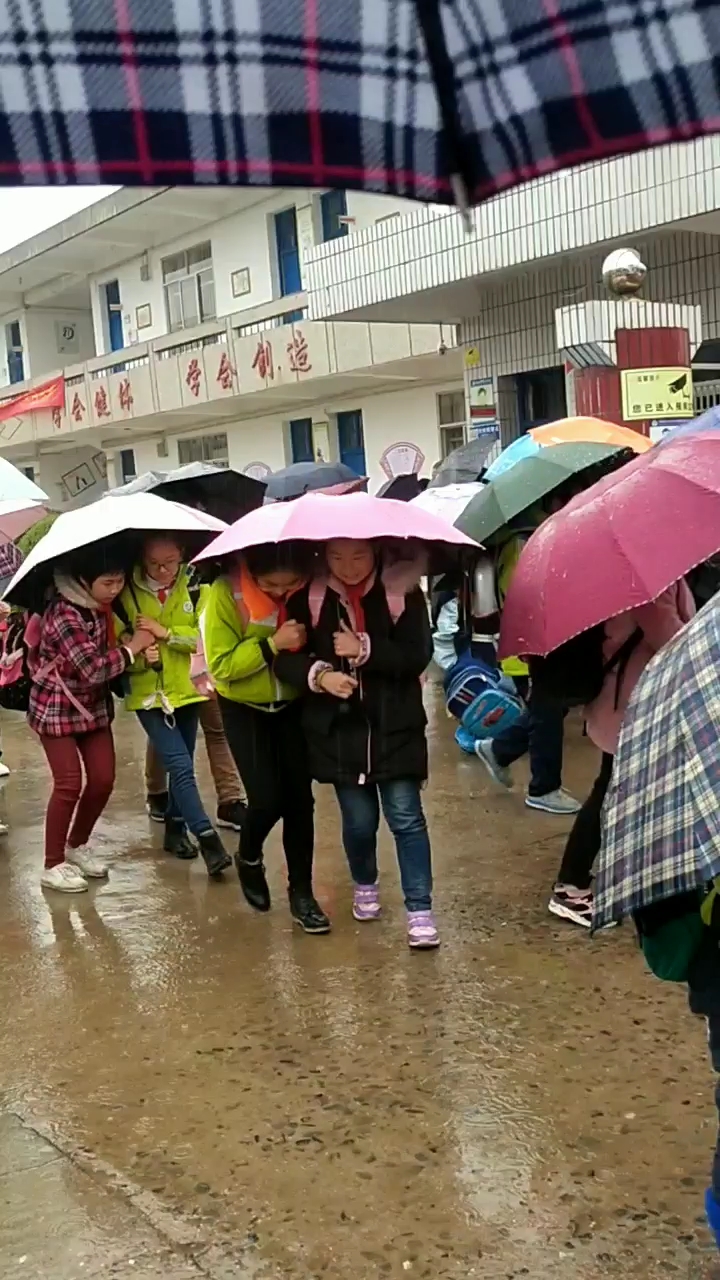 天天下雨,接娃放学的全部淋湿了