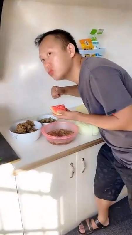 搞笑段子剧#蹭饭妹夫家伙食不错,小样,谁怕谁呀你来,咱们明天不见不