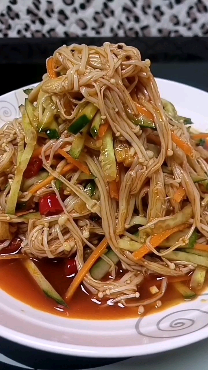 下酒小菜凉拌金针菇,超级爽口哦.