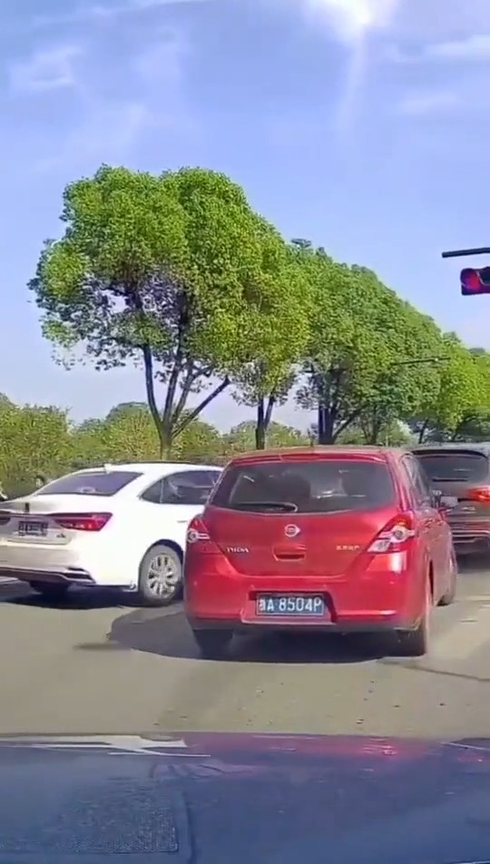 开车别爆脾气,忍一时风平浪静,退一步海阔天空