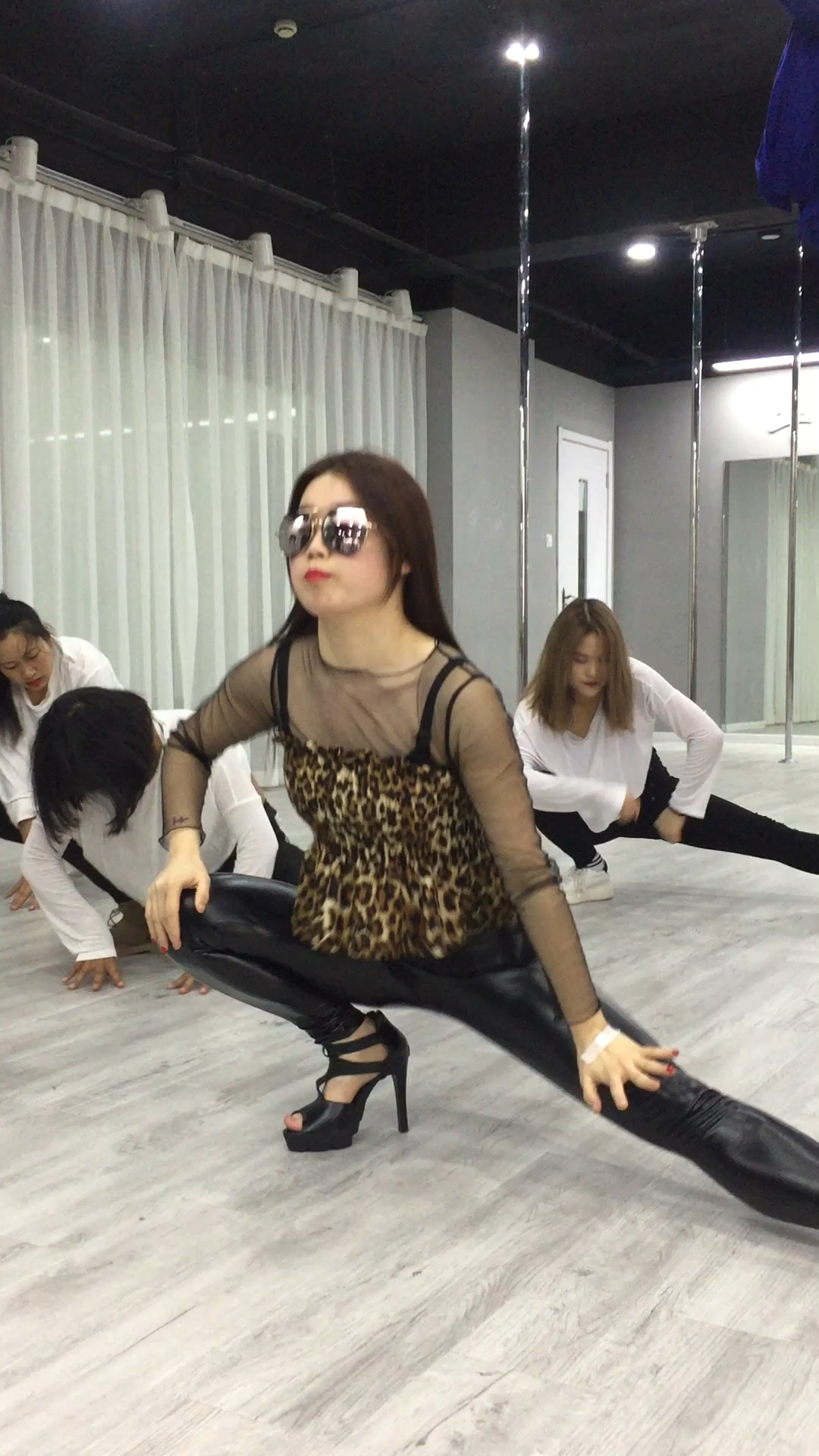 ds酒吧领舞姗姗基本功训练2