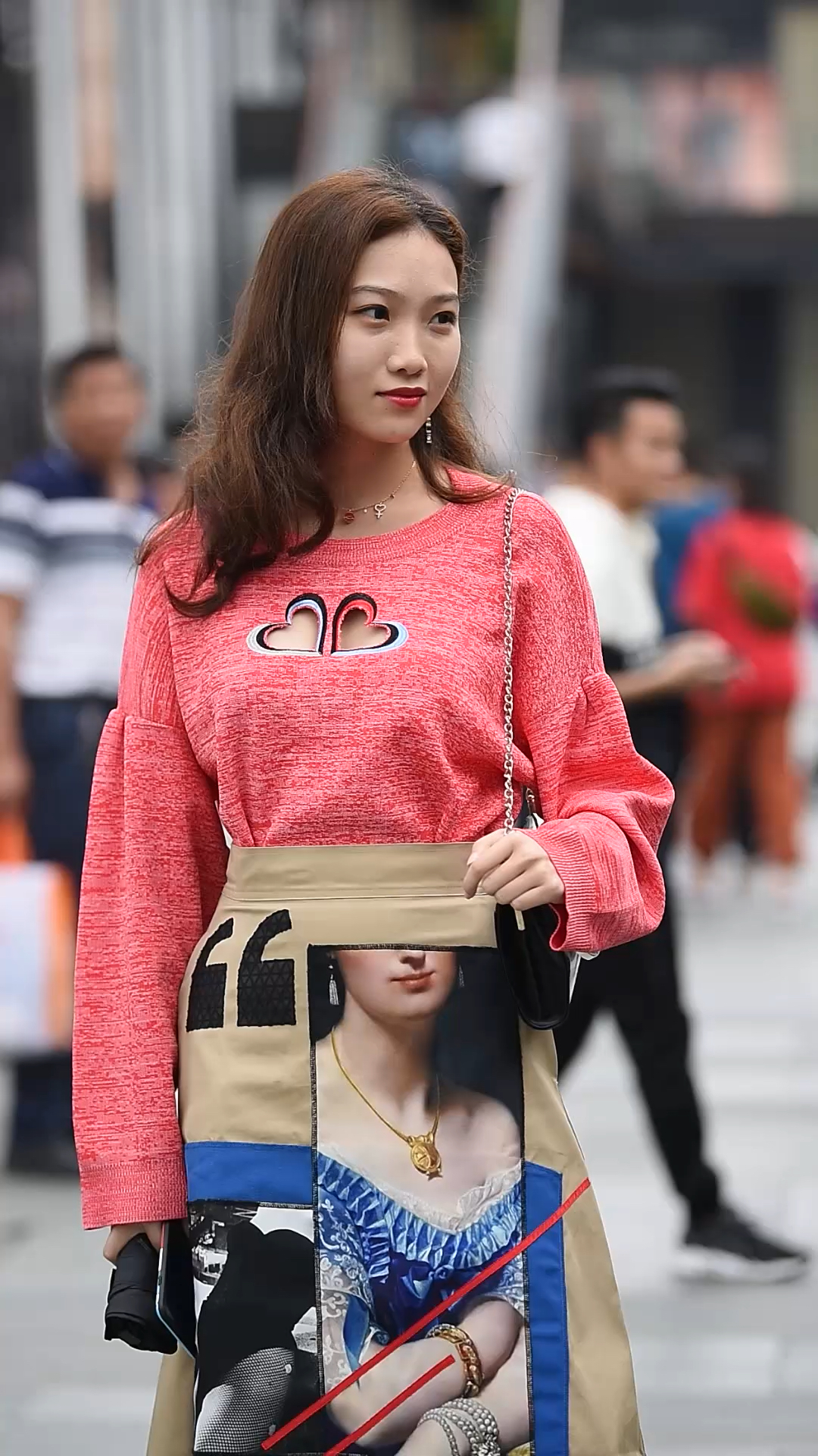 小姐姐的衣服和裙子都很有特点,时尚感十足